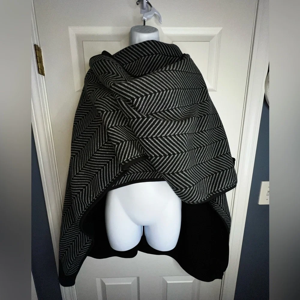 Ike Behar One Size Black Soft Geometric Fleece Ruana Wrap Poncho Sweater OS